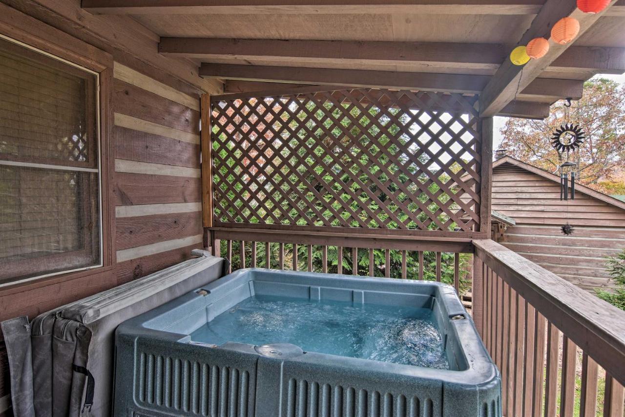 ブライソン・シティ Cozy Cabin With Hot Tub And Smoky Mountain Views!ヴィラ エクステリア 写真